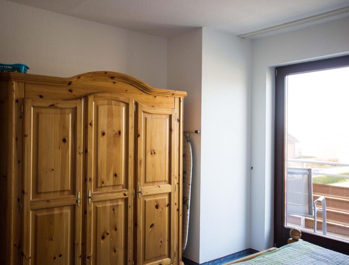 Ferienwohnungen-Neue-Tiefe-Wohnung-Kleiderbuegel Neue Tiefe Fehmarn Buitenkant foto