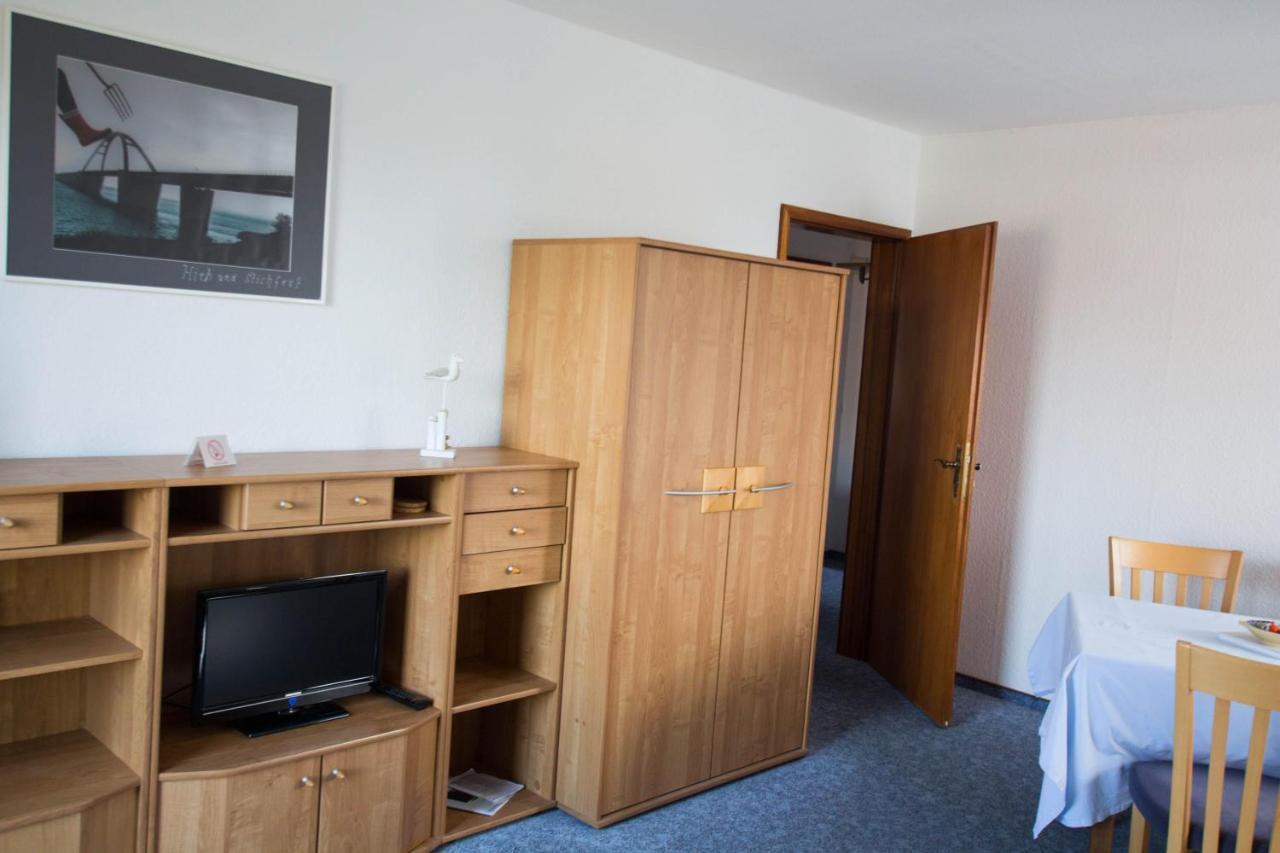 Ferienwohnungen-Neue-Tiefe-Wohnung-Kleiderbuegel Neue Tiefe Fehmarn Buitenkant foto