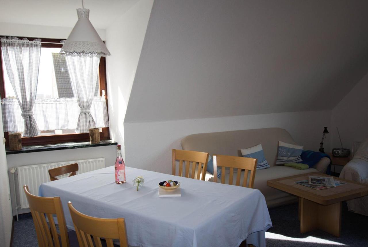 Ferienwohnungen-Neue-Tiefe-Wohnung-Kleiderbuegel Neue Tiefe Fehmarn Buitenkant foto