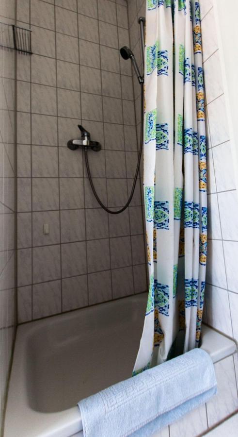 Ferienwohnungen-Neue-Tiefe-Wohnung-Kleiderbuegel Neue Tiefe Fehmarn Buitenkant foto
