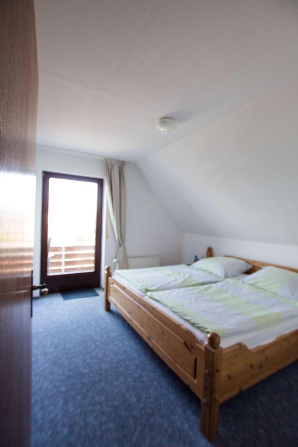 Ferienwohnungen-Neue-Tiefe-Wohnung-Kleiderbuegel Neue Tiefe Fehmarn Buitenkant foto