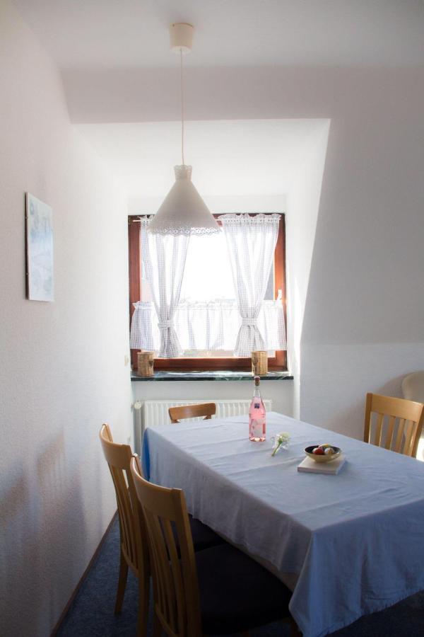 Ferienwohnungen-Neue-Tiefe-Wohnung-Kleiderbuegel Neue Tiefe Fehmarn Buitenkant foto