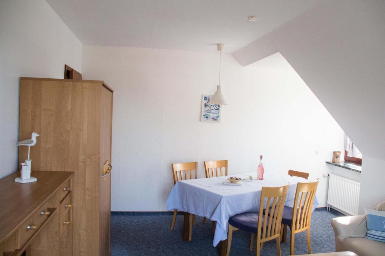 Ferienwohnungen-Neue-Tiefe-Wohnung-Kleiderbuegel Neue Tiefe Fehmarn Buitenkant foto