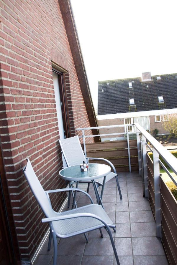 Ferienwohnungen-Neue-Tiefe-Wohnung-Kleiderbuegel Neue Tiefe Fehmarn Buitenkant foto