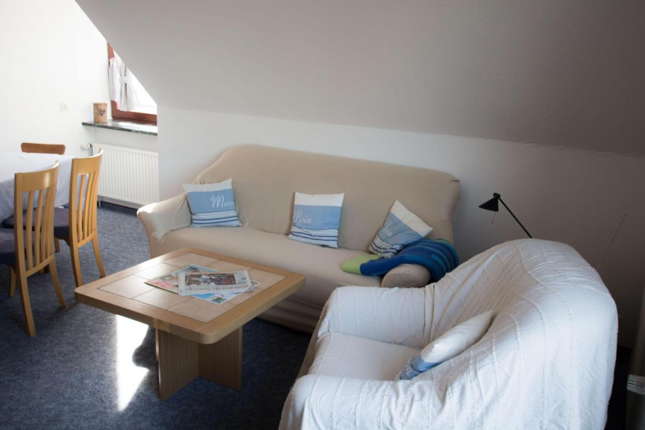 Ferienwohnungen-Neue-Tiefe-Wohnung-Kleiderbuegel Neue Tiefe Fehmarn Buitenkant foto